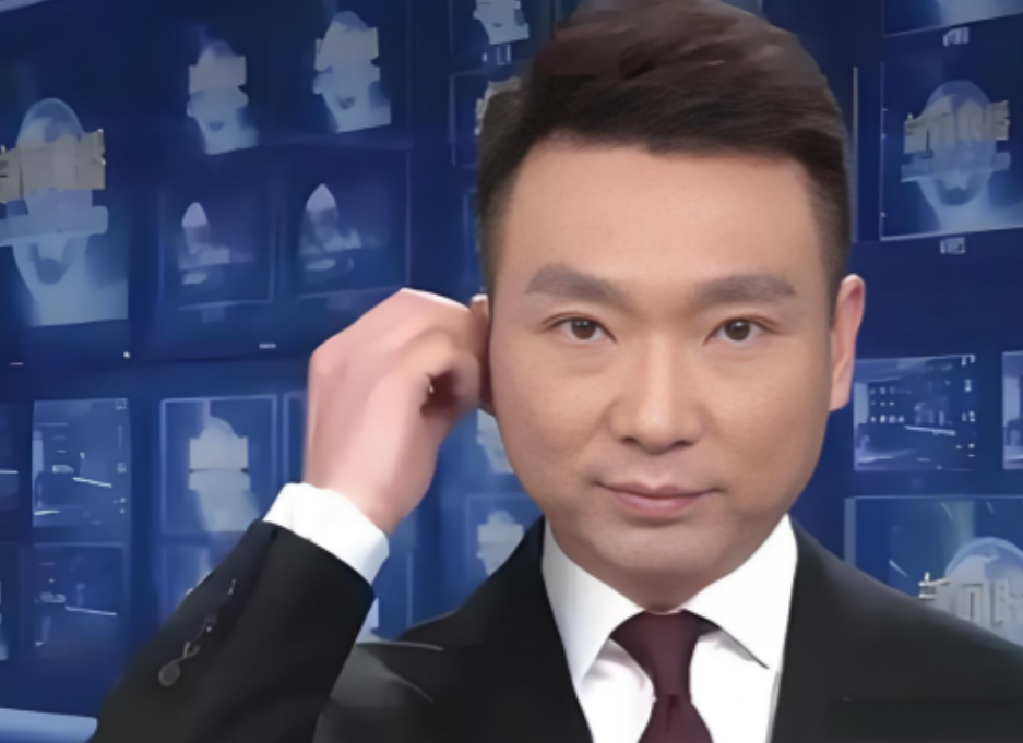 2020年，康辉在《新闻联播》直播时，突然用了2秒钟去调整耳机，没曾想，就是这个