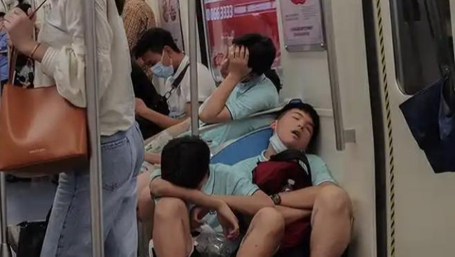 倒反天罡一幕超50万点赞：够了，我心疼这届年轻人！