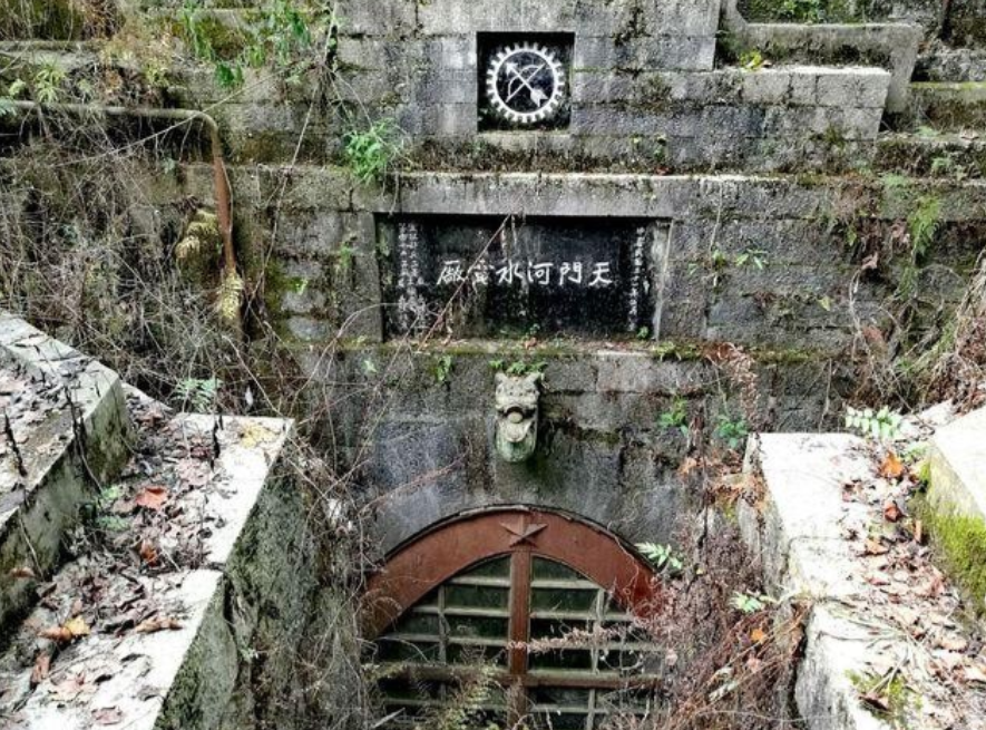 2006年，一个旅游团来到贵州遵义天门河游玩时，发现两台美国发电机，确定1942