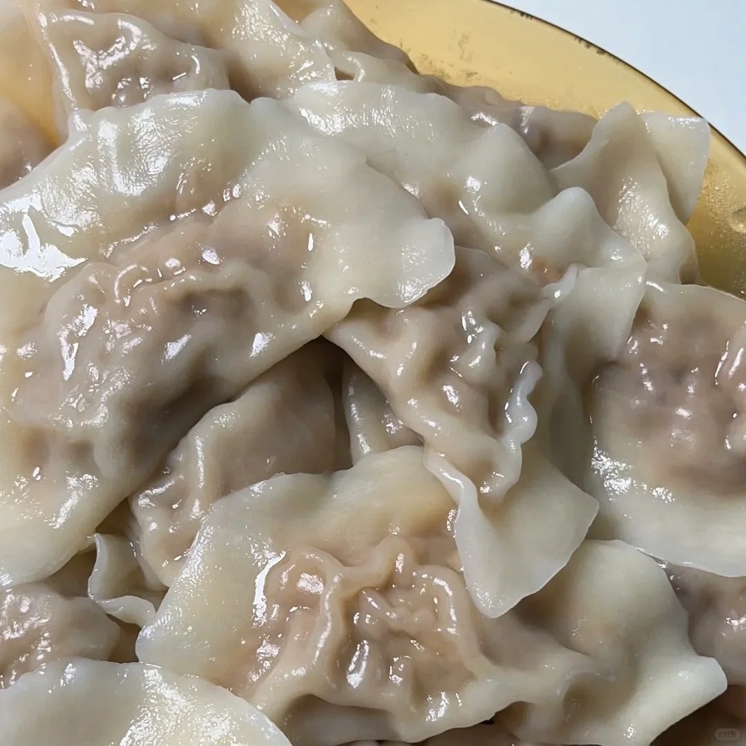 到底怎么做出这样的饺子！
我包的和煮的都是图二这样的！
我觉得图一的真的好好吃！