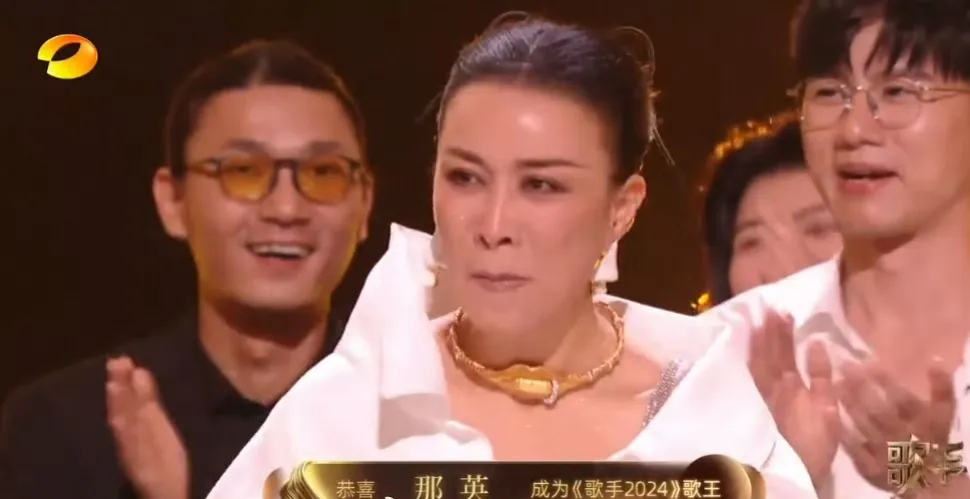 我去，那英居然拿到了《歌手》的总冠军！
连阿黛尔来了都得败在那英手下！
节目请了