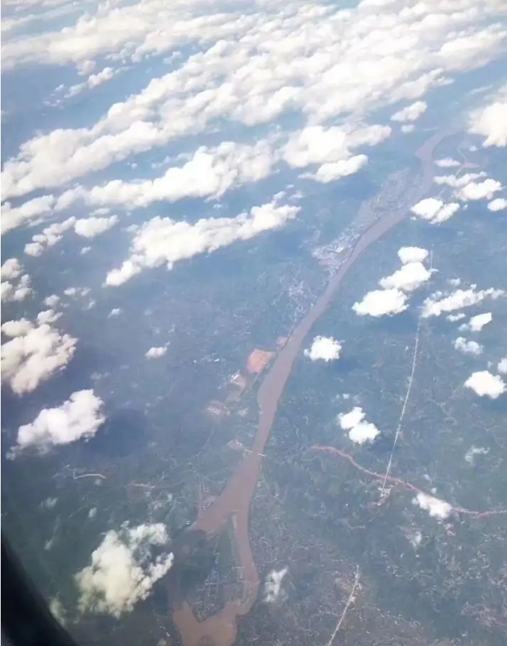 前些时候搭乘飞机往北至呼和浩特市。

过了关中平原，到黄土高原时，万里无云，一片