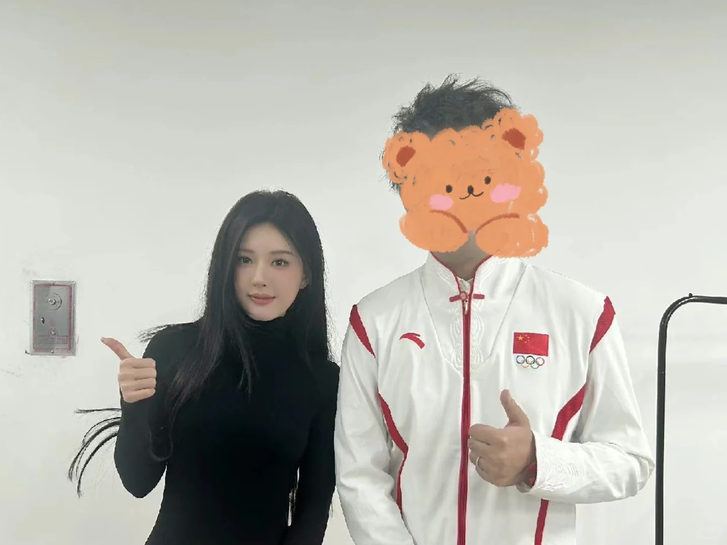 是谁说她脸大的...
斯米马赛右边的老师不过露思的脸真的好小啊#赵露思