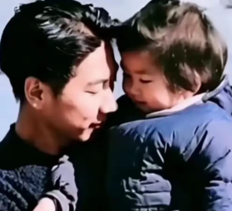 这是一张珍贵的毛岸英与李讷的合影，摄于1946年，当时毛岸英24岁，李讷6岁，毛