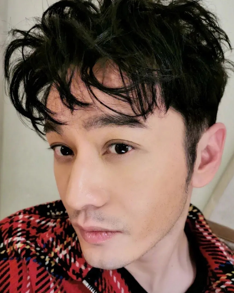 黄晓明上了船下不来了，现在船已经到江心了。好汉不吃眼前亏，2.7亿啊，得拍多少戏