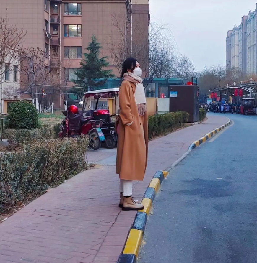 这两年买了两件驼色系大衣，只要一搭配白裤子，老公就说土气。
   这两件大衣一件