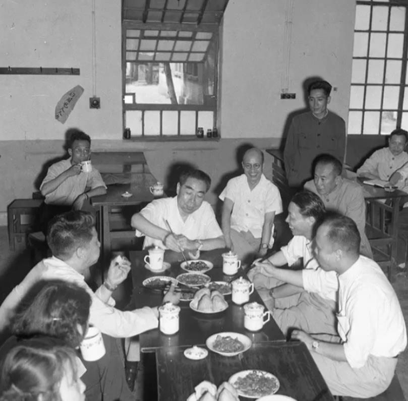 1968年，大将王树声在某机关单位食堂排队打饭，见一干部打了5份饭菜，顿感蹊跷。