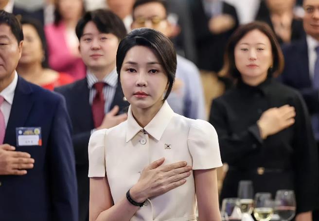 重磅消息！韩国第一夫人金建希或将被彻底调查。韩国国会在最新的投票中，以195票赞