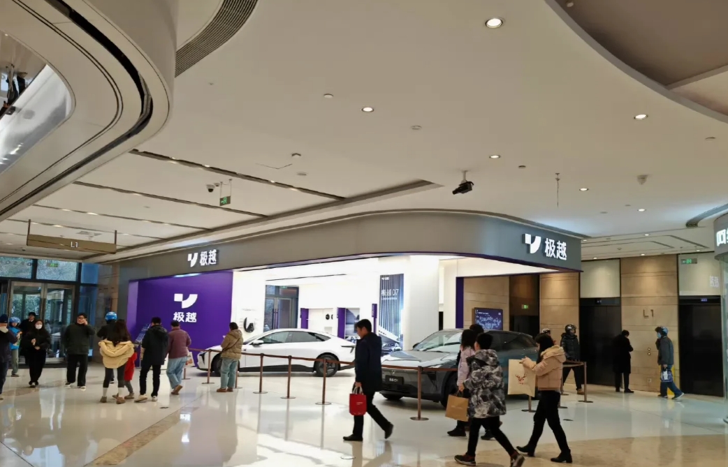 极越这是活了？但店员呢？