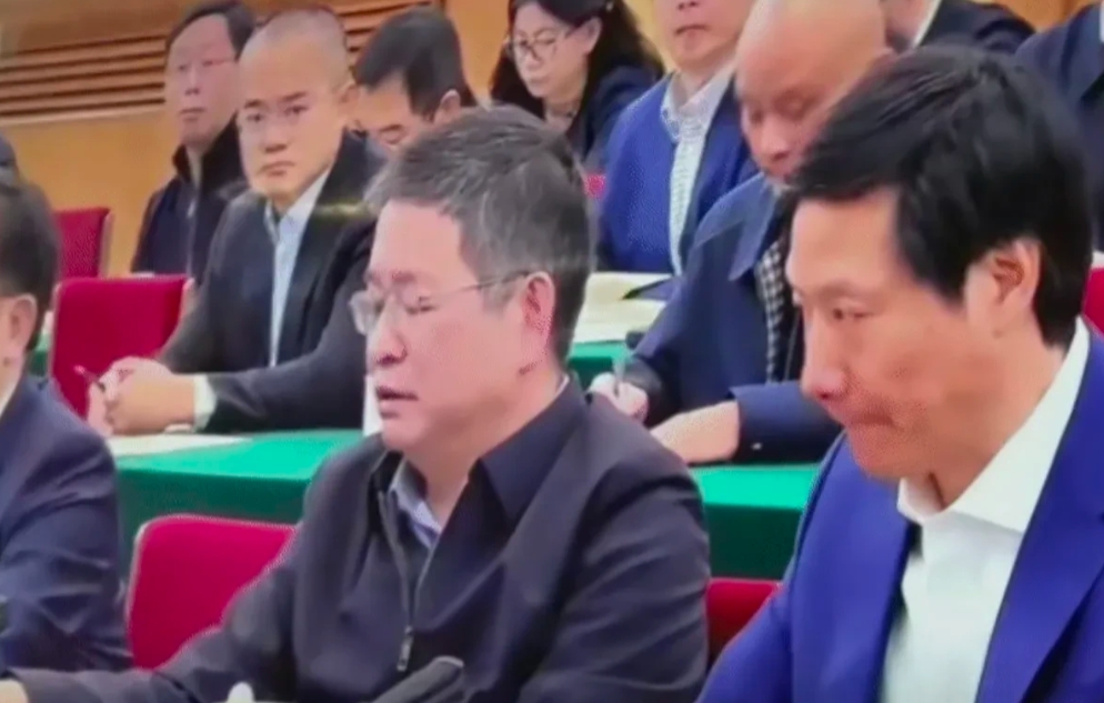 雷军这么有名的大企业家，开会发言也紧张啊，看这小嘴抿的，着实有点可爱[笑哭]