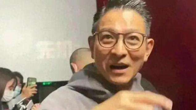 芒果大失误！王一博吊50米高空没上安全扣，何炅吓到失声尖叫痛哭