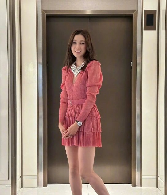 “香港第一白月光”钟嘉欣