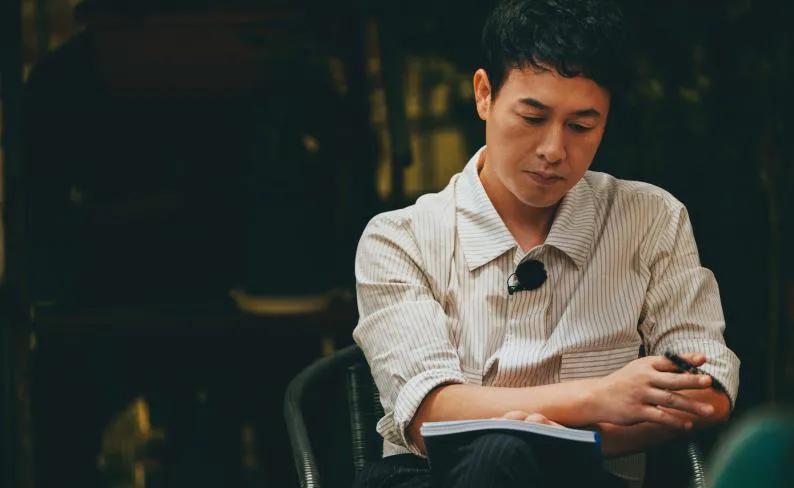 张颂文说：“工作时间在18小时左右，收入极低。顶多只有0.5%的演员衣食无忧，但