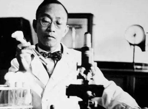 1941年，西方把青霉素列为军事机密，中国老百姓和军人伤口发炎红肿后，往往因为没