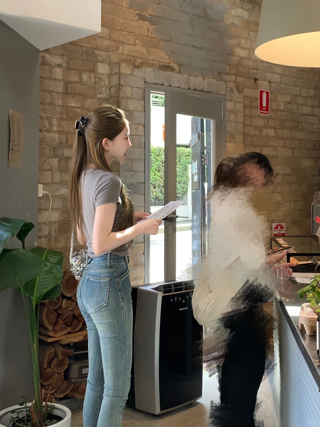 买单被偷拍了…体态真的比长相重要！！！
我是从什么时候开始驼背和脖子前倾呢
开始