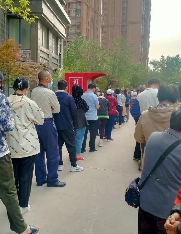 老照片现在的年轻人不知道他们排队在干吗？
告诉你他们可能在排队领鸡蛋