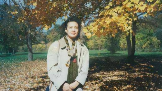 传奇张兰离婚后：爱上摄影家，弟弟惨死，前夫单身有泪