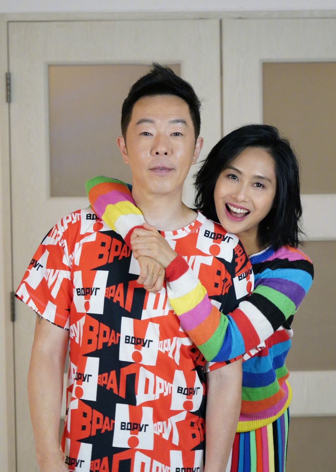 那年，黄贯中的父亲对朱茵实施了暴力行为，这一事件迅速引发了媒体的广泛关注。黄贯中