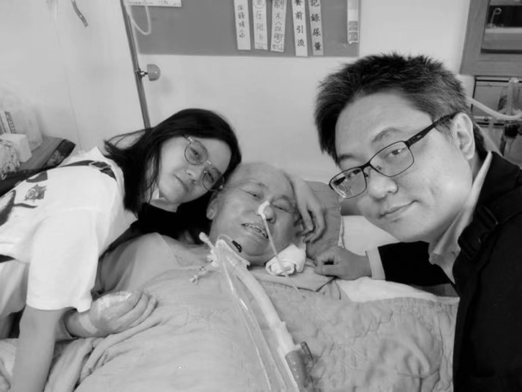 “爷孙恋”后续，李坤成儿子曝后妈卖房子吃穷败尽