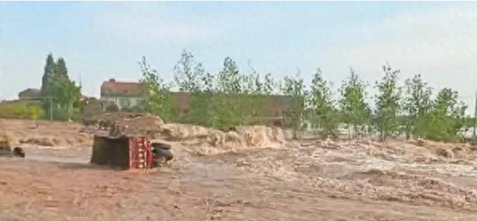 这种险情绝非没有预料 ，已经超过警戒水位这么高 ，预警机制应该启动， 堤坝上有没