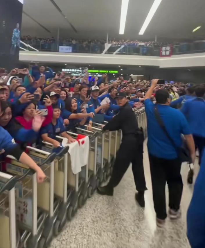 亚军也荣耀，大量申花球迷凌晨高歌接机

楼上楼下，里三层外三层，估计现场的上海申