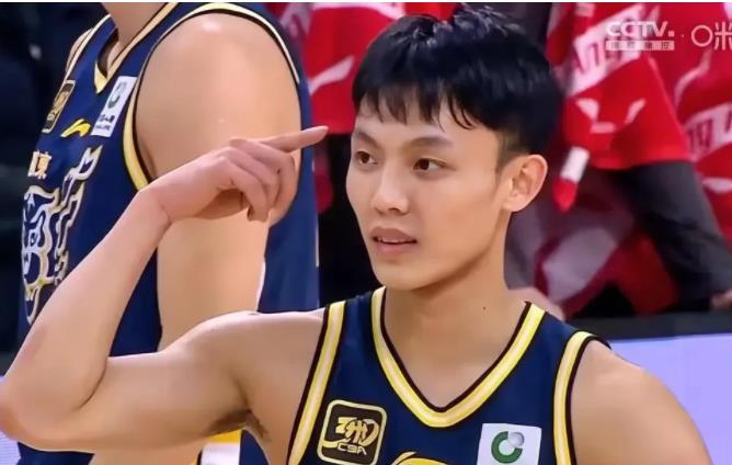 98-93，随着广东毫无悬念拿下山东，看完比赛我发现这3位球员的表现，堪称“赢球