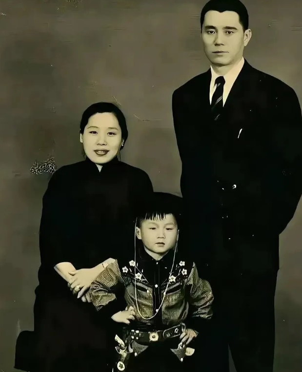 1958年，4岁的成龙与父母的合影。镜头下，他的父亲身着西装，英俊儒雅，高发威猛