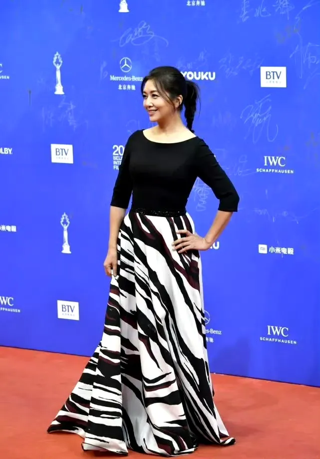 果然是定居美国太久了，穿衣打扮都那么美式精英风了，黑色紧身T搭斑马纹半身长裙，成