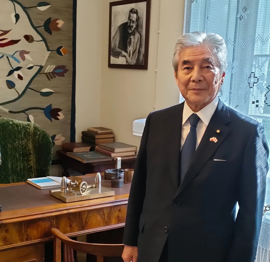 日本自民党外务调查会长中曾根弘文4日向外务大臣岩屋毅表示遗憾，该员反对日本政府对