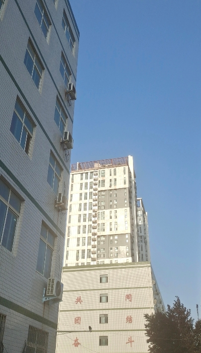 我大姨去学校打扫卫生了，一个月2400块钱，早上六点上班，下午5点走人，中间时间