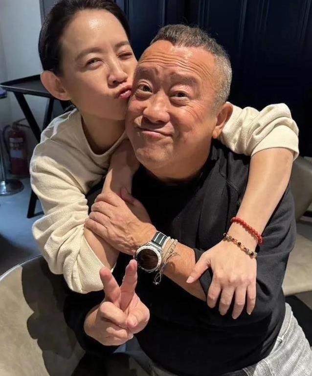 #曾宝仪失声# 近日，曾志伟女儿曾宝仪在咳嗽了一周后，于20日发现失声，并紧急取