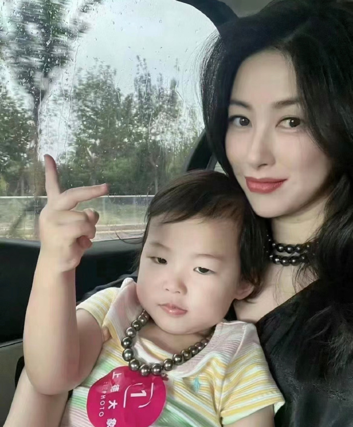 朱珠女儿正面照曝光，小眼睛塌鼻梁，长得更像爸爸。虽然没有继承妈妈大眼睛高鼻梁，但