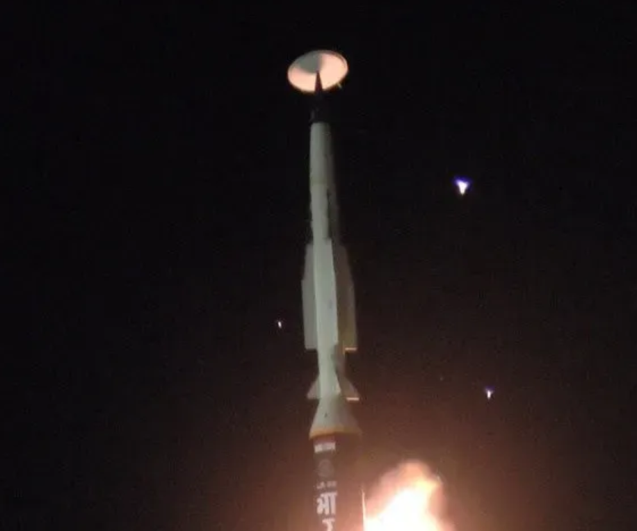 导弹载头盔？别笑三哥了！
俺研究了一番，印度高超音速导弹上面那个圆形物可能不是什