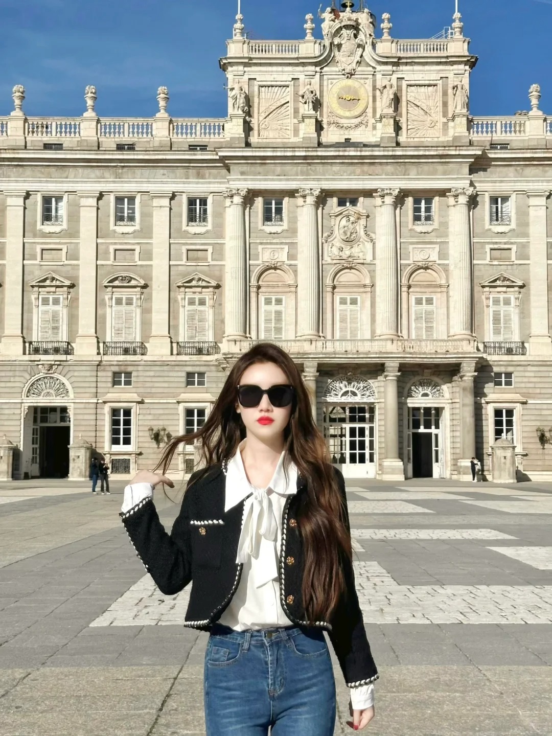 西班牙🇪🇸马德里皇宫
可惜里面不能拍照
中国厅真的太美了吧！谁懂！