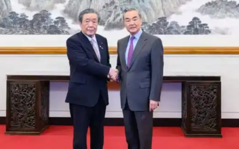 日本使者在北京说话好，日本外长却在菲律宾，联手逼中方后退！

本月13号到15号
