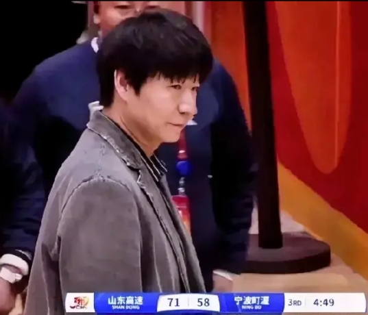 邱彪这回真发飙了，一改往日的儒雅形象，也口吐芬芳了。
究竟什么情况，让一位不爱发