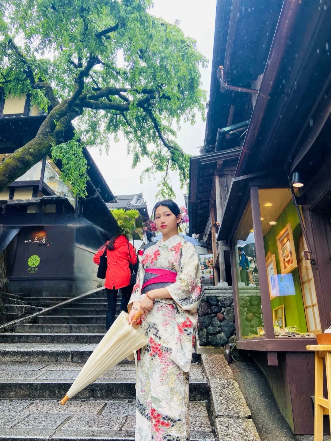 二三年坂的树，刚拍10分钟就倒了….
在三年坂刚刚拍完照，走到前面的soba店吃