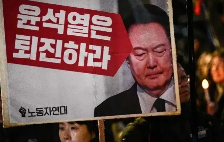 太聪明了，韩国公调处发现逮捕尹锡悦不成，现在来了招“金蝉脱壳”，直接“甩锅”给警