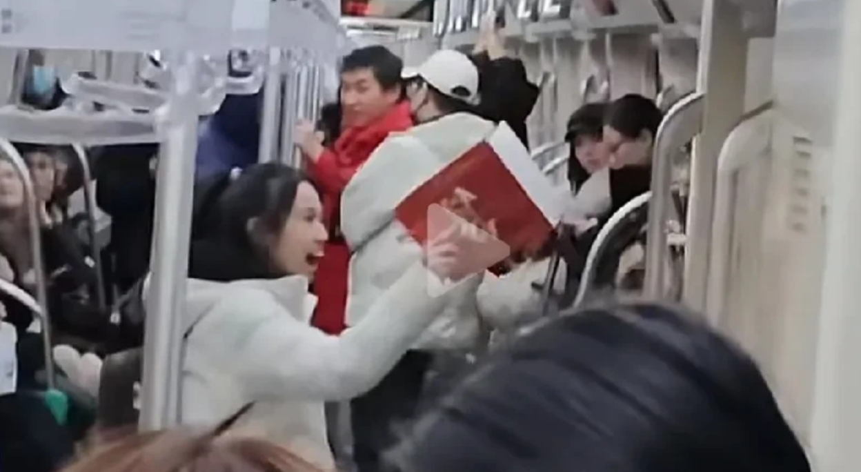 郑州地铁，一女子大声斥责一个帅气小伙偷拍自己，只见她不依不饶，手里拿着包不停地指