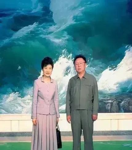 朴槿惠一生未嫁，但有3个男人与她纠缠不清。朴槿惠是韩国唯一一位女总统，上任前，她