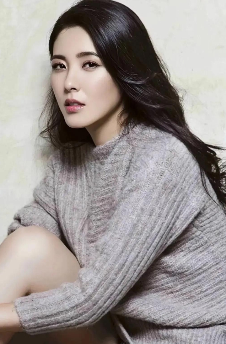 一次，记者问曾黎:“你的几任男友如今个个都成了影帝，为什么你却事业平平？”曾黎瞬