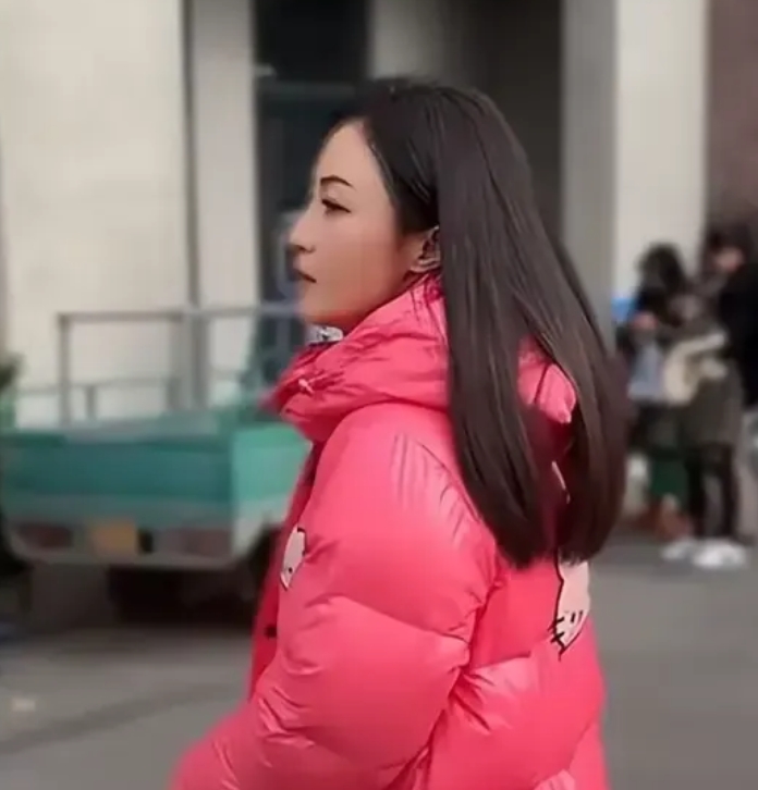 姚笛复出引爆热搜！带儿子回国定居，婚姻成谜，网友：十年恩怨能否翻篇？
沉寂十年后