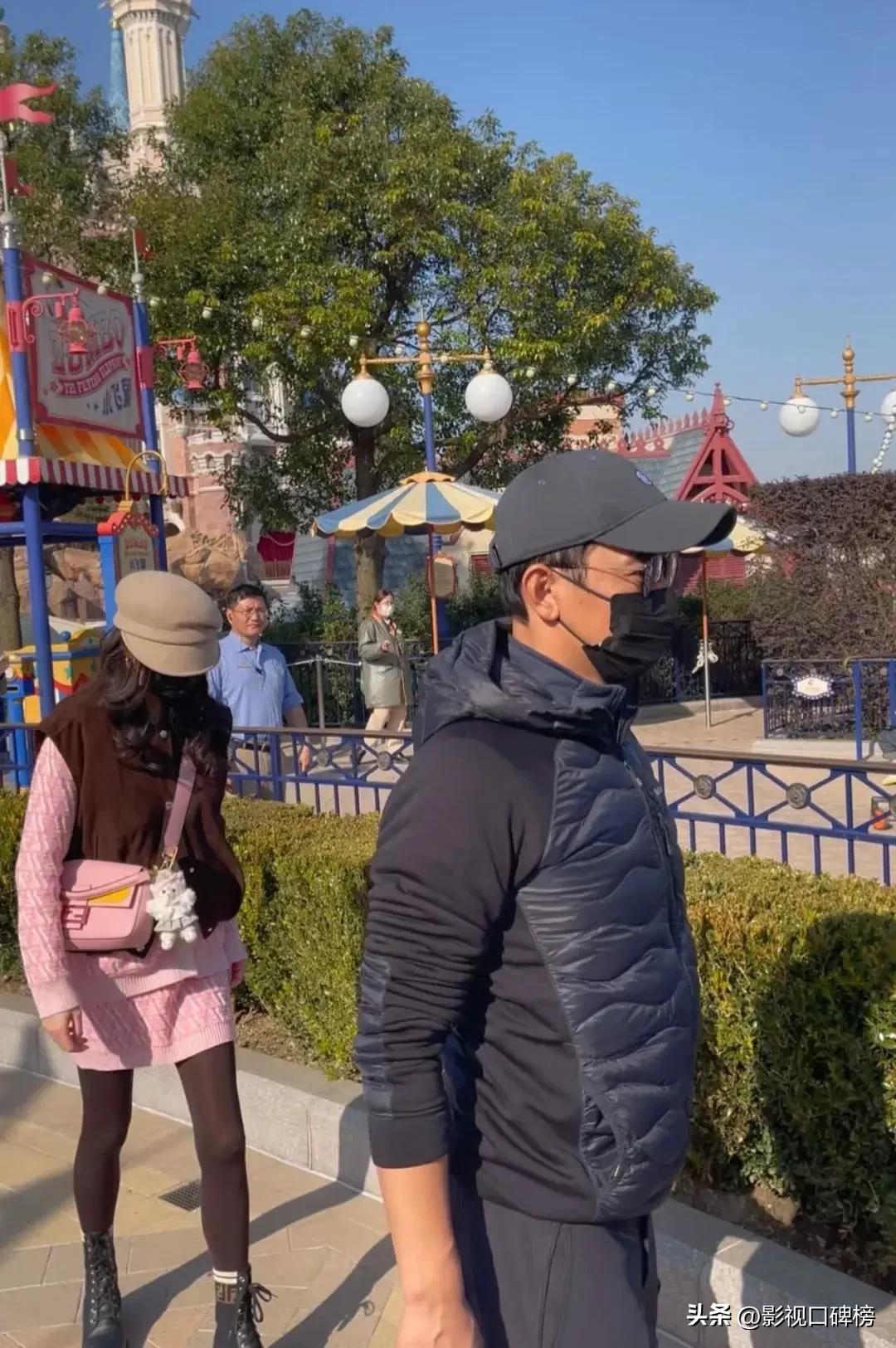 唐嫣夫妻俩带女儿到迪士尼游玩，罗晋肚子圆滚滚