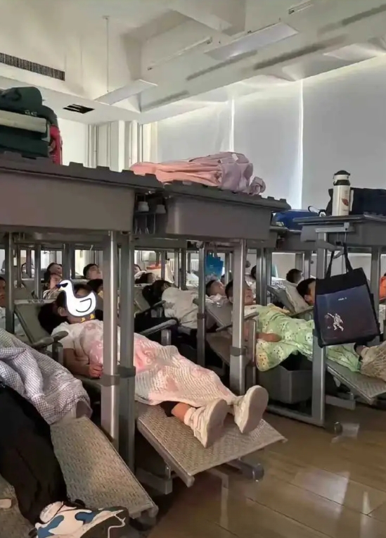 后面的架不住，不得夹住前面的头?