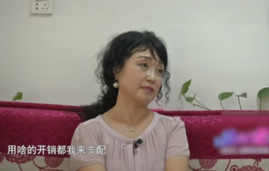 白嫖上瘾了！2023年，夕阳红相亲角，57岁的大叔邂逅了54岁的大妈。两人一见如