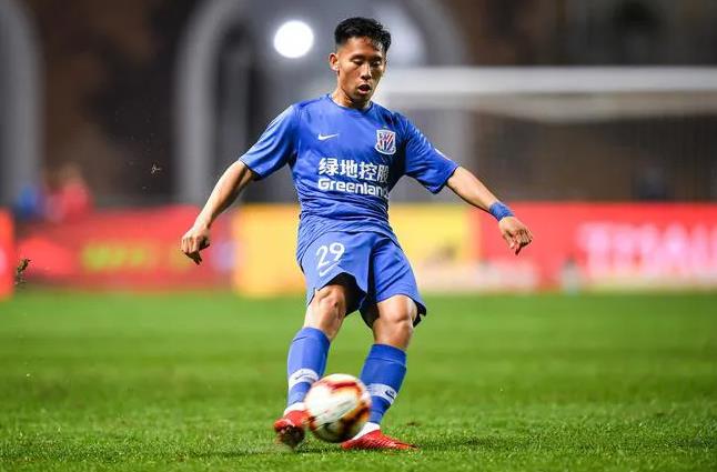 这两年，周俊辰好像在上海申花队消失了。他连替补席都进不去了。要知道当年的99/0