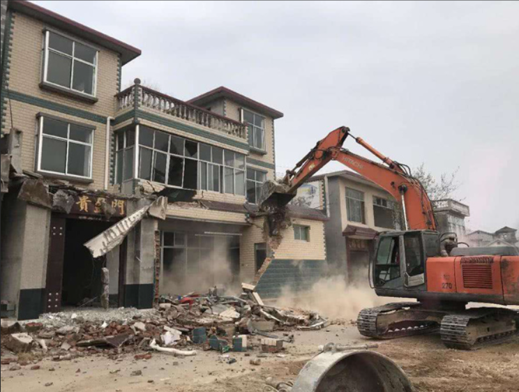 嘿，乡亲们，你们可曾想过自家盖房子这档子事，为啥变得越来越难？听听专家温铁军的话