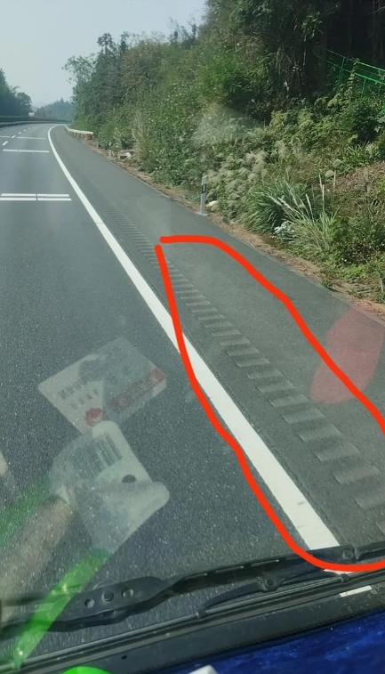 被轮胎一压，就发出巨响的白带到底是什么，估计很多人都搞不清楚。
这东西叫隆生带，