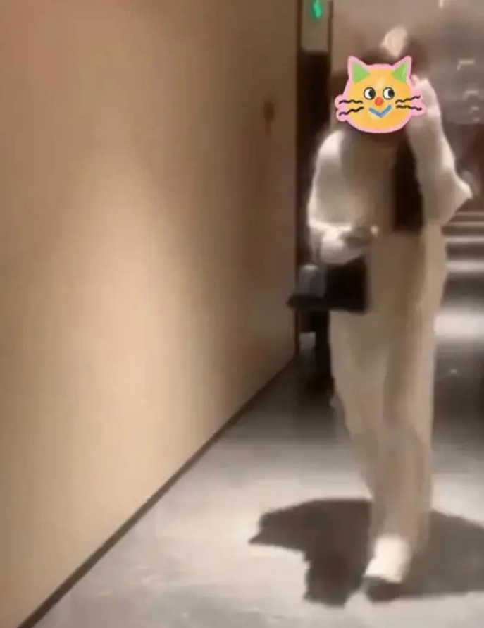 近日，网传一男子开房约会女网友，没想到女网友却是他的初中女同学，两人还处过对象。
