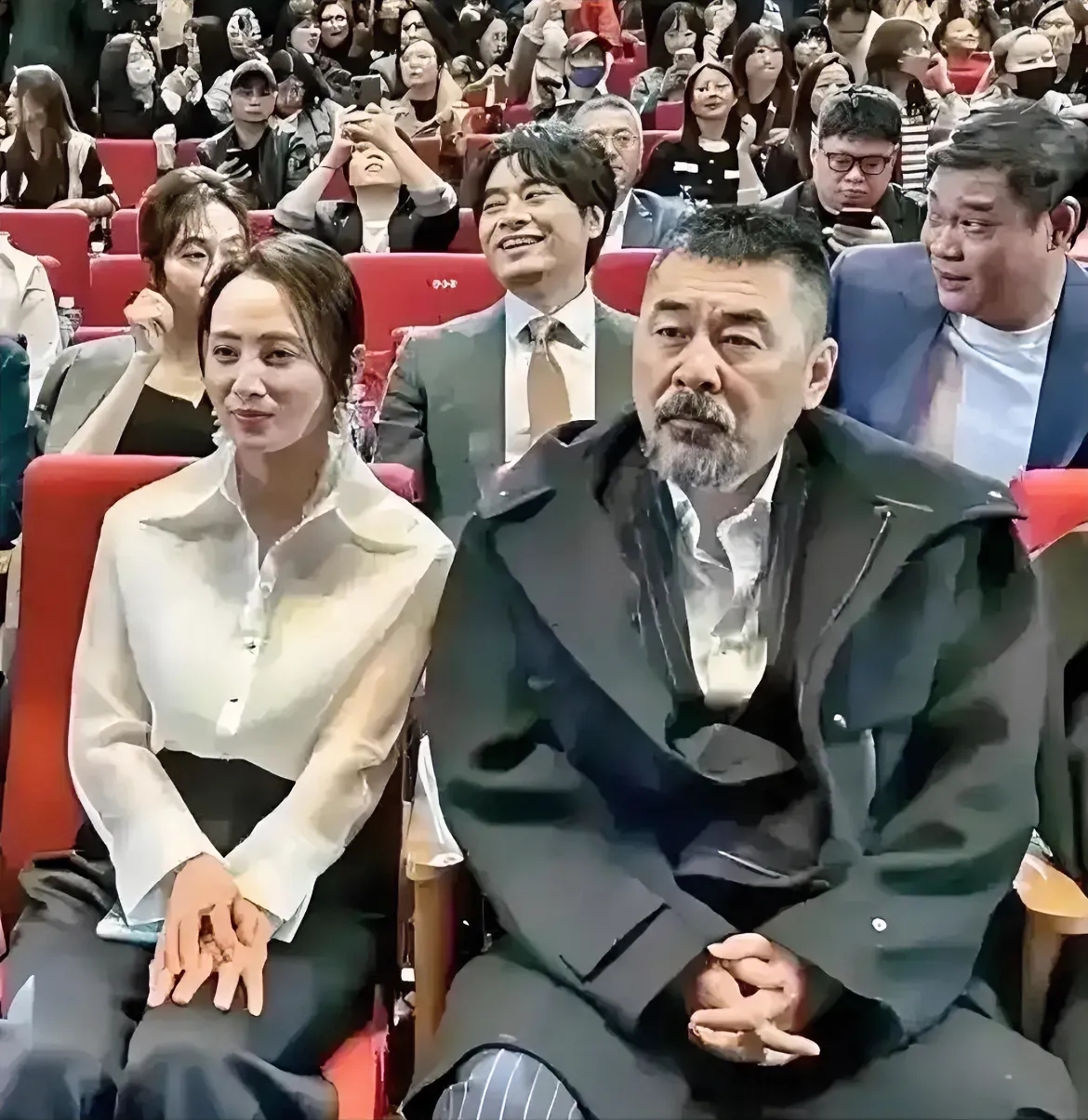 看到这张照片，叫人无语了。第一感觉两口子咋突然变得这么老呢！尤其是陈建斌，胡子已